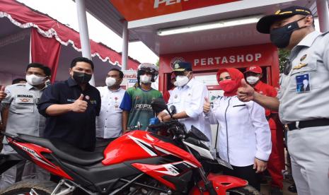  Menteri Perhubungan Budi Karya Sumadi bersama Menteri BUMN Erick Thohir didampingi oleh Direktur Utama Pertamina Nicke Widyawati melakukan pengisian secara simbolis BBM Jenis Pertamax ke Kendaraan roda dua milik warga saat Peninjauan ke Pertashop 4P.58304 di Kapuan, Cepu, Blora, Jawa Tengah pada Minggu (22/8/2021).