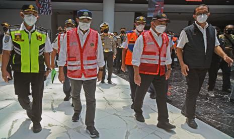 Menteri Perhubungan Budi Karya Sumadi bersama Menteri Koordinator Pembangunan Manusia dan Kebudayaan (PMK) Muhadjir Effendy meninjau persiapan pengendalian transportasi jelang libur Natal dan Tahun Baru .Muhadjir Effendy mengatakan, berdasarkan evaluasi penanganan Covid-19 selama Nataru 2021-2022 terdapat beberapa kelemahan yang ada.