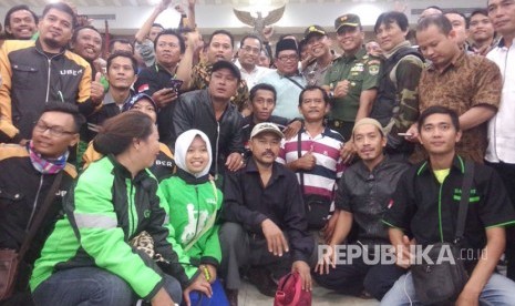 Menteri Perhubungan Budi Karya Sumadi bersama Wali Kota Tangerang Arief R. Wismansyah, , lakukan foto bersama dengan para sopir angkutan umum reguler dan daring. 