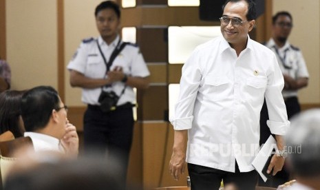 Menteri Perhubungan Budi Karya Sumadi bersiap menyampaikan pemaparan saat jumpa pers akhir tahun Kementerian Perhubungan di Jakarta, Kamis (5/12/2019). 