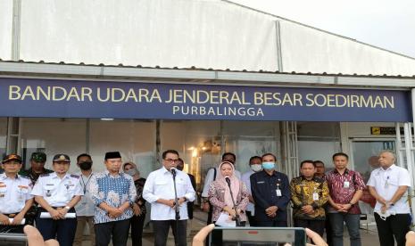 Menteri Perhubungan Budi Karya Sumadi, Bupati Purbalingga Dyah Hayuning Pratiwi, Bupati Banyumas Achmad Husein dan pimpinan daerah lainnya dalam konferensi pers di Bandara JB Soedirman, Jumat (30/9/22). 