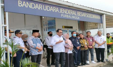 Menteri Perhubungan Budi Karya Sumadi, Bupati Purbalingga Dyah Hayuning Pratiwi, Bupati Banyumas Achmad Husein dan pimpinan daerah lainnya dalam konferensi pers di Bandara JB Soedirman, Jumat (30/9/22). 