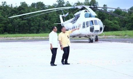 Menteri Perhubungan Budi Karya Sumadi dan Bupati Muba Dodi Reza Alex Noerdin  meninjau Lapter Sekayu, Rabu (10/4/2019).