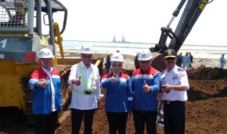 Menteri Perhubungan Budi Karya Sumadi dan Direktur Utama Pertamina Nicke Widyawati meninjau Kilang Pertamina Grass Root Refinery (GRR) Tuban, Jawa Timur. 