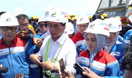 Menteri Perhubungan Budi Karya Sumadi dan Direktur Utama Pertamina Nicke Widyawati meninjau Kilang Pertamina Grass Root Refinery (GRR) Tuban, Jawa Timur. 