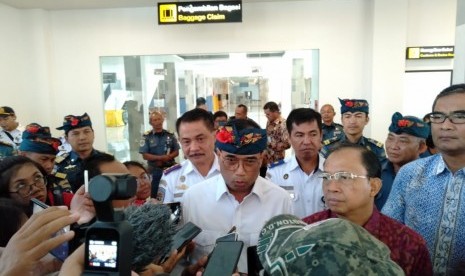 Menteri Perhubungan Budi Karya Sumadi dan Gubernur Bali Wayan Koster menjelaskan mengenai pembahasan pengembangan Pelabuhan Benoa, Denpasar, Jumat (15/11). 