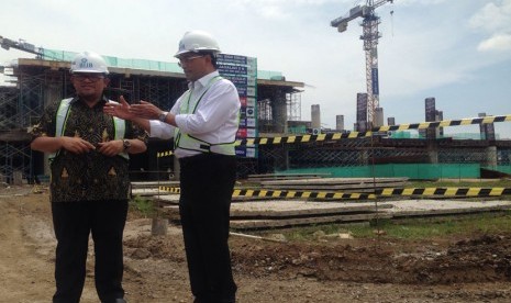 Menteri Perhubungan Budi Karya Sumadi dan Gubernur Jawa Barat Ahmad Heryawan meninjau langsung pembangunan Bandara Internasional Jawa Barat Kertajati, Majalengka, Jumat (24/2).