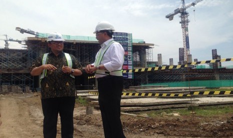 Menteri Perhubungan Budi Karya Sumadi dan Gubernur Jawa Barat Ahmad Heryawan meninjau langsung pembangunan Bandara Internasional Jawa Barat Kertajati, Majalengka, Jumat (24/2).