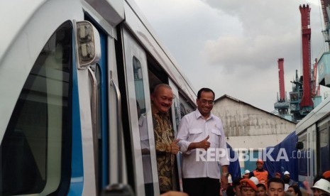 Menteri Perhubungan Budi Karya Sumadi dan Gubernur Sumatra Utara Alex Noerdin meninjau dan meresmikan penerimaan light rail transit(LRT) Palembang di Pelabuhan Boom Baru, Jumat (20/4).