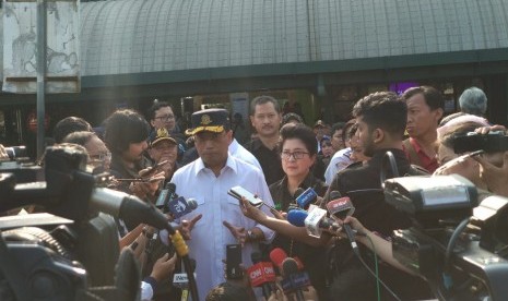 Menteri Perhubungan Budi Karya Sumadi dan Menteri Kesehatan Nila Moloek meninjau kesiapan sarana dan prasarana mudik Lebaran Idul Fitri 1440 H di Stasiun Gambir, Ahad (26/5). 