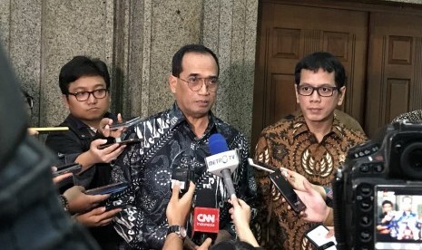 Menteri Perhubungan Budi Karya Sumadi dan Menteri Pariwisata dan Ekonomi Kreatif Wishnutama menjelaskan prospek Bandara Komodo setelah resmi dikelola dengan KPBU dengan perusahaan patungan PT Cinta Airport Flores (CAF) di Gedung Kementerian Perhubungan, Jumat (7/2). 