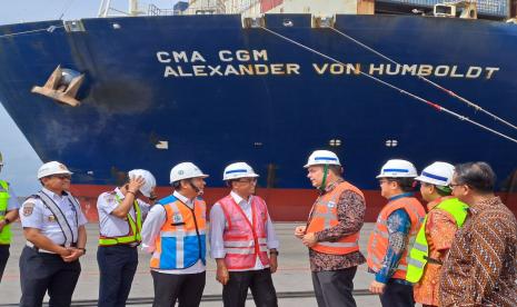 Menteri Perhubungan Budi Karya Sumadi, Direktur Utama Pelindo Arif Suhartono, Chief Executive Officer CMA CGM Asia Pacific Limited Laurent Olmeta, dan Kepala Kantor Otoritas Pelabuhan Tanjung Priok Wisnu Handoko memberikan pernyataan usai meninjau kapal peti kemas CMA CGM Alexander Von Humboldt berkapasitas 16 ribu TEUs. 