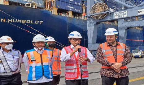 Menteri Perhubungan Budi Karya Sumadi, Direktur Utama Pelindo Arif Suhartono, Chief Executive Officer CMA CGM Asia Pacific Limited Laurent Olmeta, dan Kepala Kantor Otoritas Pelabuhan Tanjung Priok Wisnu Handoko memberikan pernyataan usai meninjau kapal peti kemas CMA CGM Alexander Von Humboldt berkapasitas 16 ribu TEUs. 