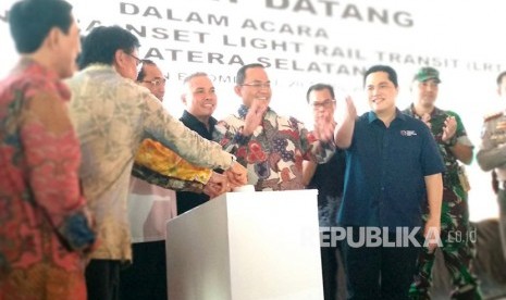 Menteri Perhubungan Budi Karya Sumadi, Gubernur Sumatra Selatan Alex Noerdin, Ketua Panitia Pelaksana Asian Games (Inasgoc) Erick Thohir, perwakilan  Industri Kereta Api (Inka) Madiun, dan pihak terkait lainnya menekan tombol peresmian penerimaan light rail transit (LRT) di Pelabuhan Boom Baru, Palembang, Sumatra Selatan, Jumat (20/4).