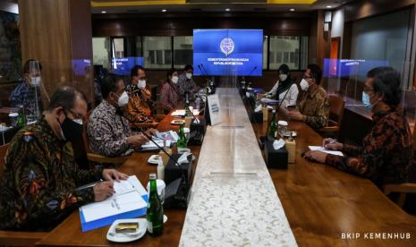 Menteri Perhubungan Budi Karya Sumadi, Jumat (5/11), bertemu dengan Duta Besar RI untuk Brunei Darussalam Sujatmiko. 