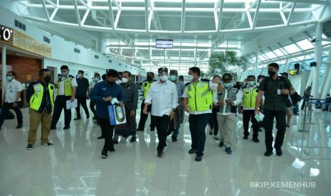  Menteri Perhubungan Budi Karya Sumadi, Jumat (9/4), mengecek langsung kondisi infrastruktur transporasi yang ada di Provinsi Nusa Tenggara Timur (NTT).