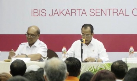 Menteri Perhubungan, Budi Karya Sumadi (kanan)