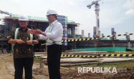 Menteri Perhubungan Budi Karya Sumadi (kanan) berbincang dengan Gubernur Jawa Barat saat meninjau pembangunan Bandara Internasional Jawa Barat (BIJB) Kertajati, Majalengka. (ilustrasi)