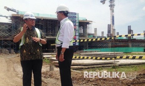 Menteri Perhubungan Budi Karya Sumadi (kanan) berbincang dengan Gubernur Jawa Barat saat meninjau pembangunan Bandara Internasional Jawa Barat (BIJB) Kertajati, Majalengka (Ilustrasi)