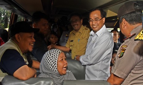 Menteri Perhubungan Budi Karya Sumadi (kanan) bersama Gubernur DKI Jakarta Djarot Saiful Hidayat (kedua kanan) berbincang dengan pemudik di dalam bus saat meninjau situasi arus mudik di Terminal Kampung Rambutan, Jakarta Timur, Selasa (20/6).