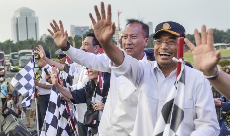 Menteri Perhubungan Budi Karya Sumadi (kanan).