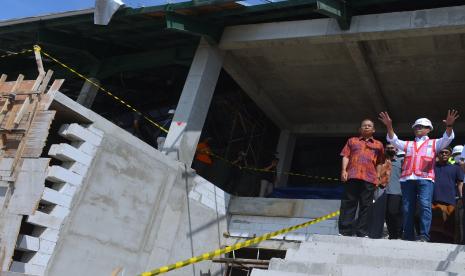 Menteri Perhubungan Budi Karya Sumadi (kanan) didampingi Gubernur Bali Wayan Koster (kiri) meninjau proyek pembangunan Pelabuhan Sanur, Denpasar, Bali (ilustrasi).