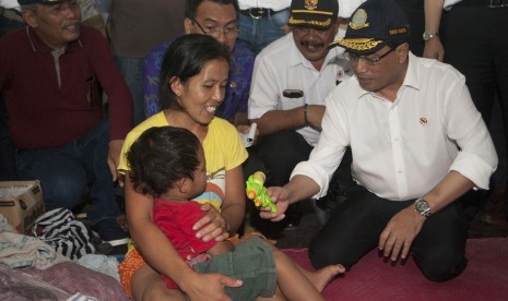 Indonesian Transportation Minister Budi Karya Sumadi distributed logistics aid to the evacuees of Mount Agung at GOR Swecapura, Klungkung District, on Thursday.