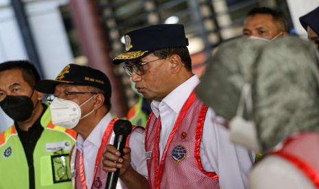 Menteri Perhubungan Budi Karya Sumadi (kanan) memberikan keterangan pers saat kunjungannya di Terminal 2 Domestik Bandara Soekarno Hatta, Tangerang, Banten, Ahad (8/5/2022). Kunjungan tersebut untuk memastikan seluruh fasilitas di Bandara Soekarno Hatta berjalan dengan baik pada arus balik lebaran Idul Fitri 1443 H.