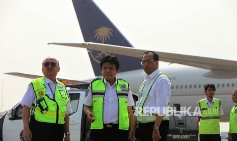 Menteri Perhubungan, Budi Karya Sumadi (kanan) saat melakukan pengecekan pesawat angkutan haji di Bandara Soekarno Hatta,Tanggerang, Banten, Kamis (3/8).