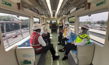 Menteri Perhubungan Budi Karya Sumadi (kedua dari kanan) sedang menguji coba kereta Lintas Rel Terpadu (LRT) dari Stasiun TMII, Jakarta Timur menuju Stasiun Harjamukti, Kota Depok, pada Ahad (15/11). 