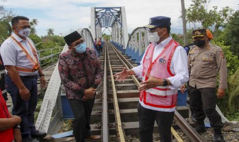 Kementerian Perhubungan akan mempercepat reaktivasi sejumlah jalur rel kereta api di Sumatera Barat yang bertujuan untuk menopang pergerakan ekonomi dan mendukung pariwisata di provinsi tersebut. Hal ini dilakukan oleh PT Kereta Api Indonesia (Persero), PT Bio Farma (Persero), PT Pupuk Indonesia (Persero), dan PT Semen Indonesia (Persero) Tbk (SIG) melakukan kick off perbaikan prasarana dan sarana perkeretaapian dalam mendukung pengoperasian kembali kereta api jalur Sawahlunto-Muaro Kalaban, Sumatera Barat (Sumbar) di Stasiun Sawahlunto, Jumat (1/7).