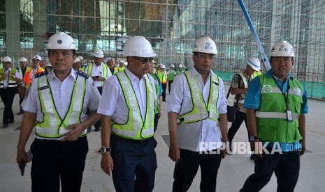 Menteri Perhubungan Budi Karya Sumadi (kedua kanan) bersama Kepala Dinas Perhubungan Jawa Barat Dedi Taufik (kedua kiri), Dirjen Perhubungan Udara Agus Susanto (kiri), dan Direktur Utama PT Bandara Internasional Jawa Barat (BIJB) Virda Dimas Ekaputra (kanan) meninjau proyek pembangunan BIJB di Kabupaten Majalengka, Jawa Barat, Rabu (4/4).