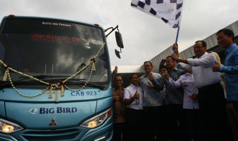 Menteri Perhubungan Budi Karya Sumadi (kedua kanan) didampingi Direktur PT Blue Bird Tbk Sigit P Djokosoetono (kanan) melepas keberangkatan perdana bus Blue Bird yang menjadi tanda dimulainya pengoperasian Angkutan Bandara atau Jakarta Airport Connexion (JAConnexion) di Bandara Soekarno Hatta, Tangerang, Banten, Selasa (30/5).