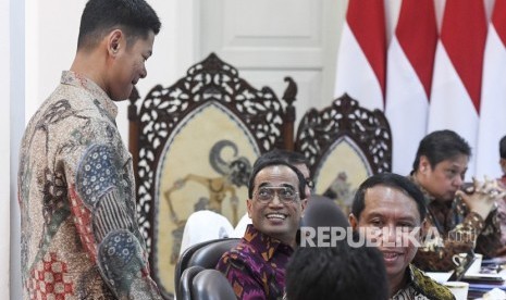 Menteri Perhubungan Budi Karya Sumadi (kedua kiri) berbincang dengan Presiden National Olympic Committee (NOC) Indonesia Raja Sapta Oktohari (kiri) dan Menteri Pemuda dan Olahraga Zainudin Amali (kedua kanan) sebelum mengikuti rapat terbatas (ratas) di Kantor Presiden, Jakarta, Selasa (18/2/2020). 