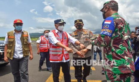 Menteri Perhubungan Budi Karya Sumadi (kedua kiri) bersama Gubernur NTB Zulkieflimansyah (kiri), Danrem 162/WB Brigjen TNI Ahmad Rizal Ramdhani (kanan) dan Kapolda NTB Irjen Pol Mohammad Iqbal (kedua kanan) tiba di eks Bandara Selaparang, Mataram, NTB, Rabu (10/11). Kunjungan kerja Menhub ke Lombok diantaranya meninjau simulasi rekayasa lalu lintas atau tactical floor game (TFG) jelang penyelenggaraan World Superbike (WSBK) 2021 di Sirkuit Mandalika.