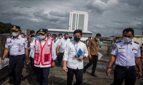 Menteri Perhubungan Budi Karya Sumadi (kedua kiri) bersama Wali Kota Solo Gibran Rakabuming Raka (ketiga kanan) meninjau pembangunan fasilitas penunjang lantai dua di Terminal Tipe A Tirtonadi, Solo, Jawa Tengah, Minggu (28/2/2021). Kunjungan Menhub tersebut untuk meninjau pembangunan fasilitas penunjang Terminal Tirtonadi tahap pertama diantaranya gedung pertemuan, gedung sarana olahraga dan pusat kuliner yang telah selesai dibangun dengan anggaran sekitar 40 miliar dari APBN.