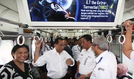 Menteri Perhubungan Budi Karya Sumadi (kedua kiri) menaiki KRL Jabodetabek saat melakukan peninjauan di Stasiun Juanda, Jakarta, Rabu (10/8). 