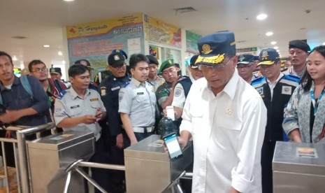 Menteri Perhubungan Budi Karya Sumadi (kemeja putih) saat melakukan peninjauan pelayanan angkutan mudik, di Terminal Pulo Gebang, Jakarta, Ahad (2/6). 