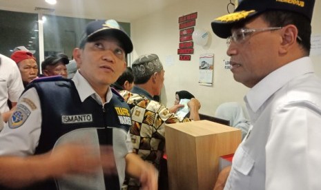 Menteri Perhubungan Budi Karya Sumadi (kemeja putih) saat melakukan peninjauan pelayanan angkutan mudik, di Terminal Pulo Gebang, Jakarta, Ahad (2/6). 