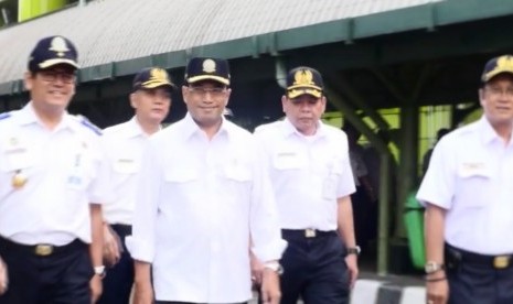 Menteri Perhubungan, Budi Karya Sumadi (ketiga kanan)