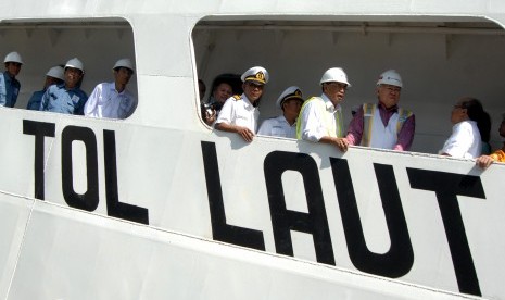 Menteri Perhubungan Budi Karya Sumadi (ketiga kanan) berbincang dengan Menteri Perdagangan Enggartiasto Lukita (kedua kanan) saat menghadiri seminar nasional tol laut di atas kapal KM Dorolonda, Pelabuhan Tanjung Perak Surabaya, Jawa Timur, Senin (4/2/2019).