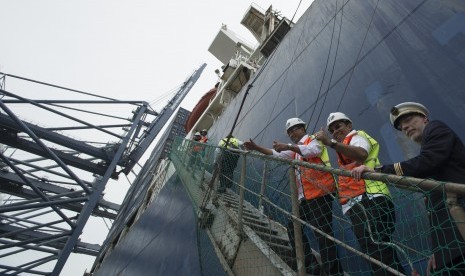 Menteri Perhubungan Budi Karya Sumadi (ketiga kanan) dan Direktur Utama PT Pelindo II Elvyn G. Masassya (kedua kanan) menaiki kapal CMA CGM Ottelo dalam peresmian kedatangan kapal kontainer itu di Jakarta International Container Terminal (JICT), Jakarta, Minggu (23/4). 