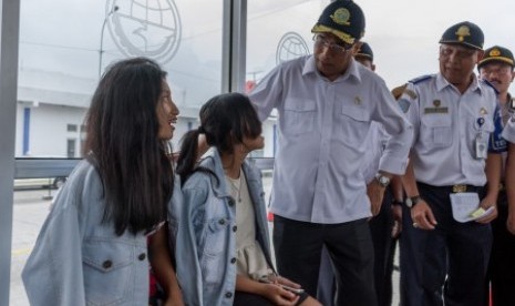 Menteri Perhubungan Budi Karya Sumadi (ketiga kiri) berbincang dengan calon penumpang saat meninjau Terminal Bus Tipe A Bawen di Bawen, Kabupaten Semarang, Jawa Tengah, Sabtu (30/12). Tinjauan sejumlah titik terminal bus di Jateng tersebut untuk memantau kesiapan angkutan darat dalam menghadapi arus balik Natal dan Tahun Baru 2018. 