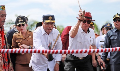 Menteri Perhubungan Budi Karya Sumadi (ketiga kiri) bersama Menteri Hukum dan HAM Yasonna Hamonangan Laoly (keempat kiri) memotong pagar pintu masuk ke kawasan lahan pembangunan bandara Singkawang. 