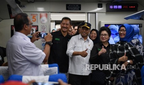 Menteri Perhubungan Budi Karya Sumadi (ketiga kiri)  