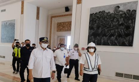 Menteri Perhubungan Budi Karya Sumadi (ketiga kiri) meninjau proyek pembangunan dan revitalisasi Terminal VVIP Bandar Udara I Gusti Ngurah Rai di Badung, Bali, Jumat (7/10/2022). Kegiatan tersebut untuk melihat perkembangan pembangunan dan revitalisasi Terminal VVIP bandara itu yang sudah terealisasi 99,96 persen dalam kesiapan menerima kunjungan dan kedatangan tamu negara saat pelaksanaan Konferensi Tingkat Tinggi (KTT) G20 di Bali. 