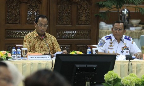 Menteri Perhubungan Budi Karya Sumadi (kiri).