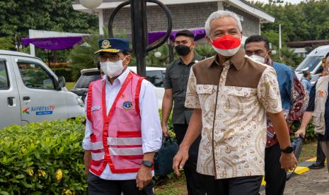 Gubernur Jawa Tengah Ganjar Pranowo (kanan) 