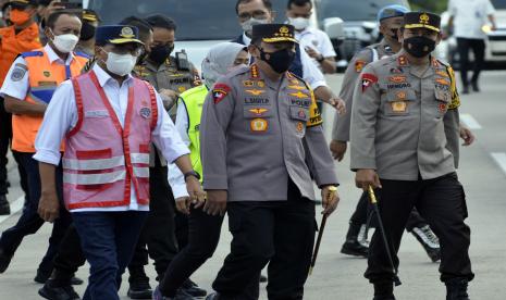 Menteri Perhubungan Budi Karya Sumadi bersama Kapolri Jenderal Polisi Listyo Sigit Prabowo meninjau arus balik di Pelabuhan Bakauheni, Kabupaten Lampung Selatan, Provinsi Lampung, Sabtu (7/5/2022).