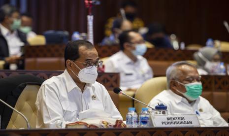 Menteri Perhubungan Budi Karya Sumadi (kiri) bersama Menteri Pekerjaan Umum dan Perumahan Rakyat (PUPR) Basuki Hadimuljono (kanan) mengikuti rapat kerja dengan Komisi V DPR di Kompleks Parlemen, Senayan, Jakarta, Senin (31/8/2020). Rapat tersebut membahas laporan keuangan Pemerintah Pusat APBN TA 2019 dan realisasi APBN TA 2020 sampai dengan bulan Agustus 2020.